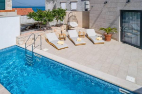 Luxe house with hot tube, and pool!LAST MINUTE!!